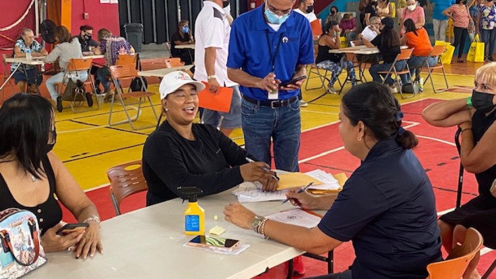  Vega Alta activa su COE y entrega vales por 200 dólares 