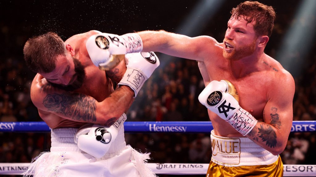  'Canelo' Álvarez noquea a Caleb Plant y hace historia al convertirse en el primer campeón indiscutible de la categoría de los pesos supermedianos 