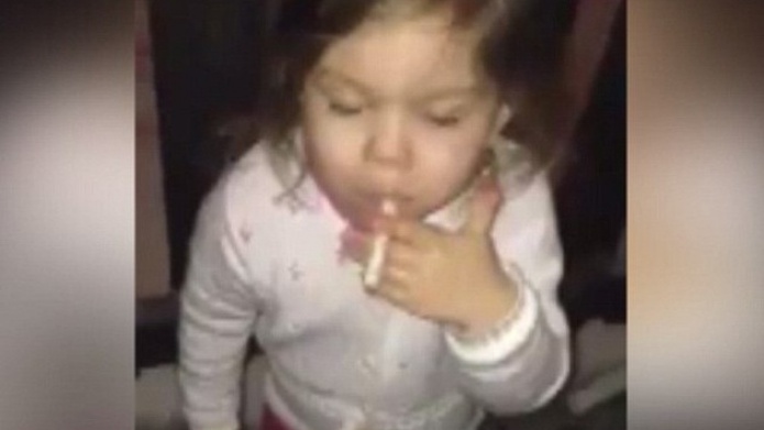 Un video de una niÃ±a fumando escandaliza a los internautas