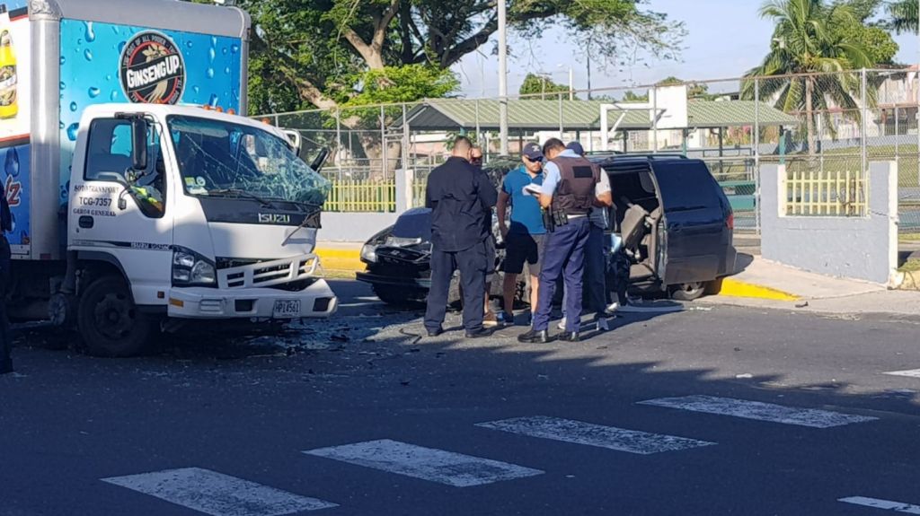  Video: Conductor en Bayamón resulta herido en accidente con un camión 
