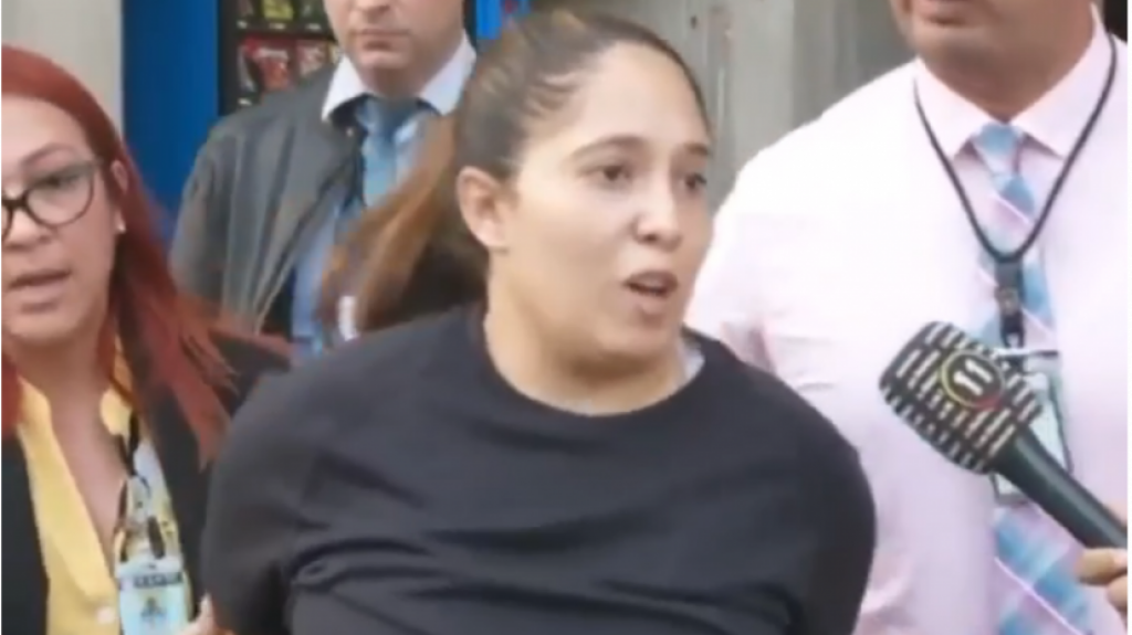  Video: Mujer arrestada por disparar en calle Lo&iacute;za dice &ldquo;que eran balas de Salva&rdquo; 