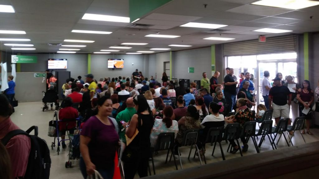  Representantes visitan el CESCO de Bayam&oacute;n, para ver como acaban con la monumental fila 