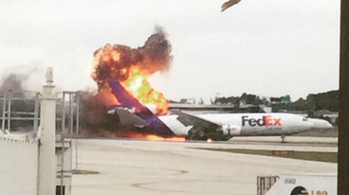 Video: AviÃ³n de "FedEx" explota durante un accidente en Fort Lauderdale (Florida)