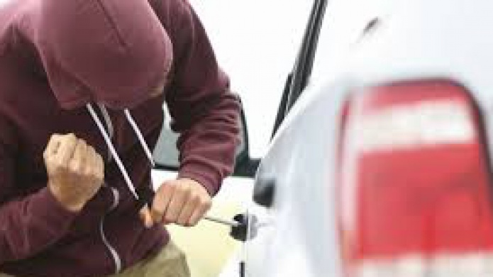 Fueron aprovechar la venta del madrugador y le robaron los carros 