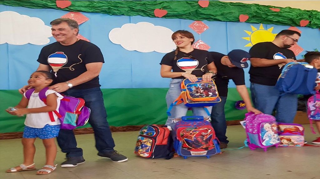  Cuatrocientos estudiantes isabelinos reciben mochila para el regreso a la escuela 