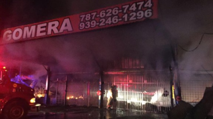 Mueren dos perros quemados en incendio de negocios en Dorado 
