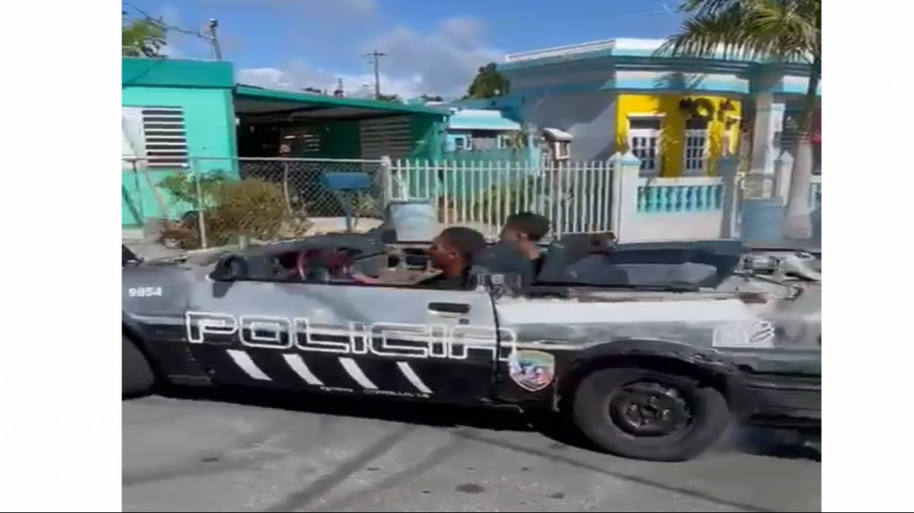  Video: Se Buscan, andan algarete en un carro con emblemas de la polic&iacute;a 