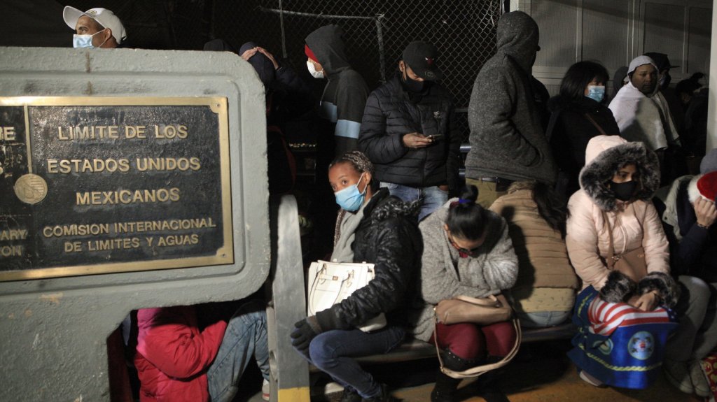  Unos 300 migrantes cubanos intentan cruzar la frontera entre M&eacute;xico y EE.UU. 