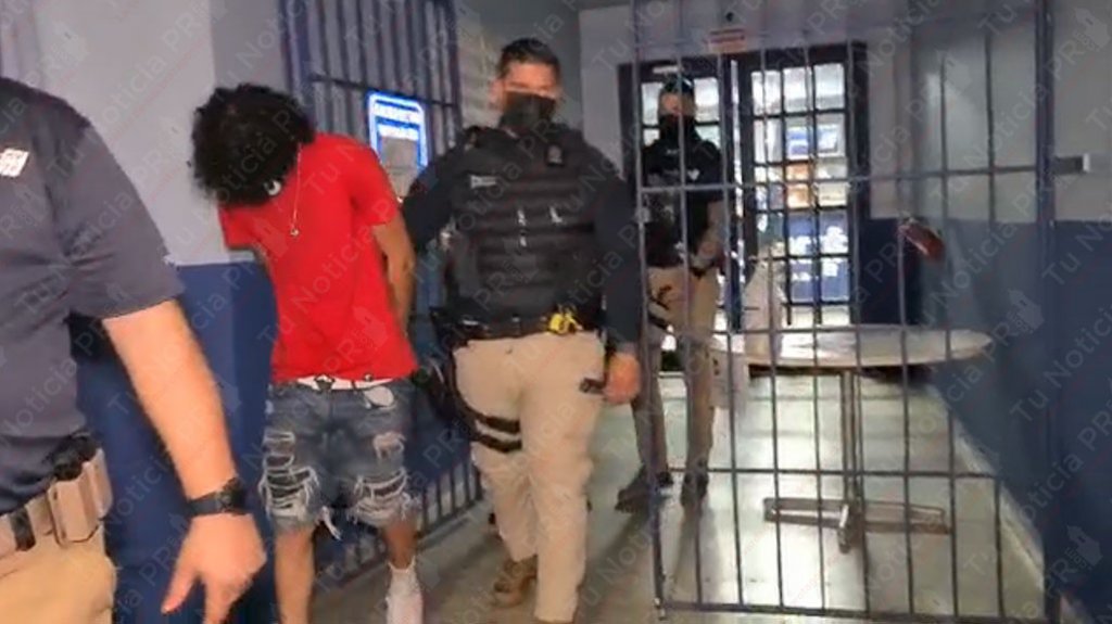  Video: Dos &ldquo;Chamaquitos&rdquo; de 19 a&ntilde;os arrestados en Cata&ntilde;o con un rifle y una pistola alterada 