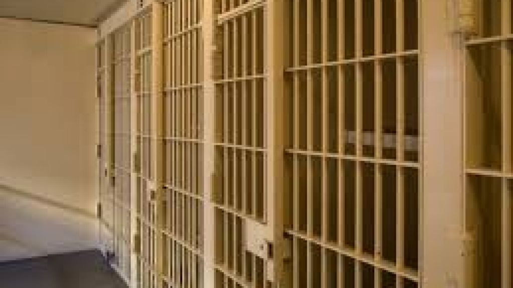  Intervienen con hombre por violacion al Toque de Queda y se le ocupa coca&iacute;na en San Sebast&iacute;an 