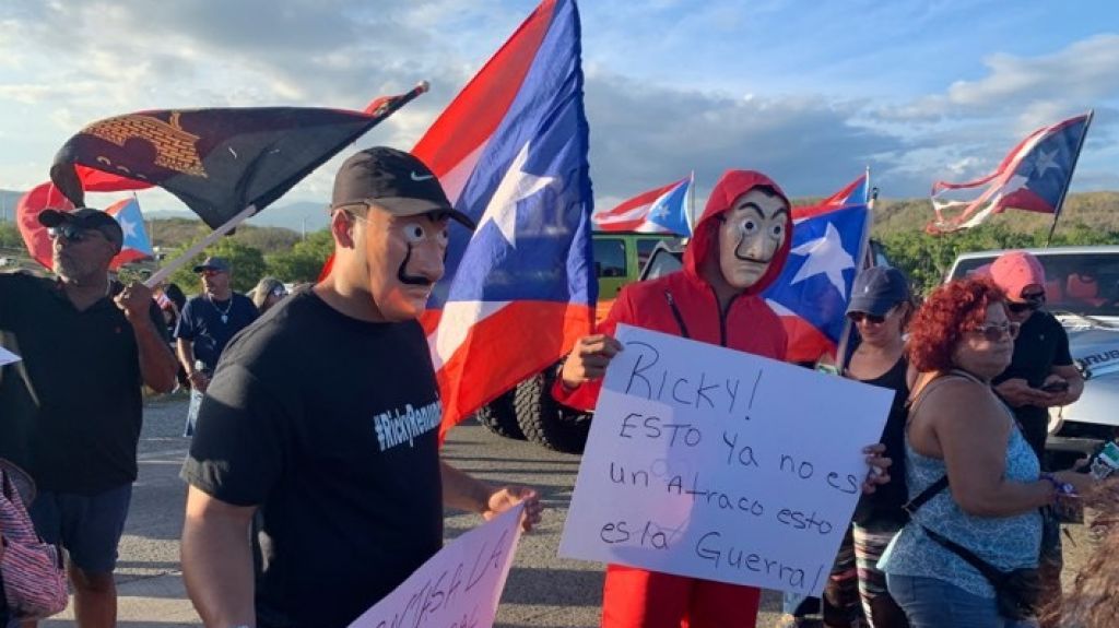  Video:Manifestantes abarrotan las letras de Ponce 
