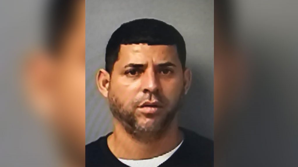  Chocó borracho, se fue a la huida y cuando lo detienen agrede a un policía, pero queda libre bajo fianza 