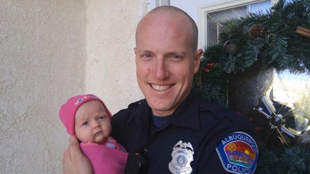 Video:  Iba a arrestar a drogadicta embarazada, pero mejor adoptÃ³ al bebÃ©