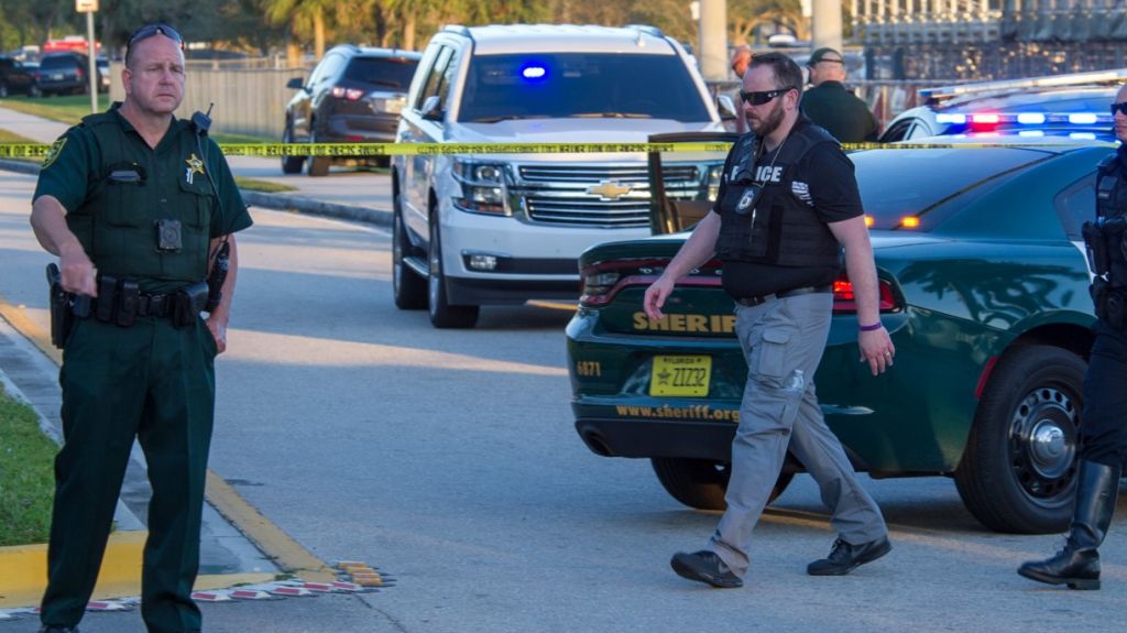  Profesor de Parkland olvida pistola en aseo y un indigente dispara con ella 