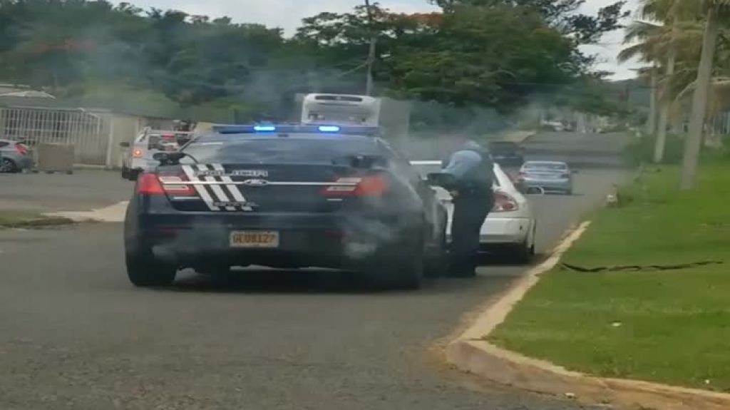  Video: La patrulla de la policía No se esta quemando, tampoco esta fumando ni es un BBQ 
