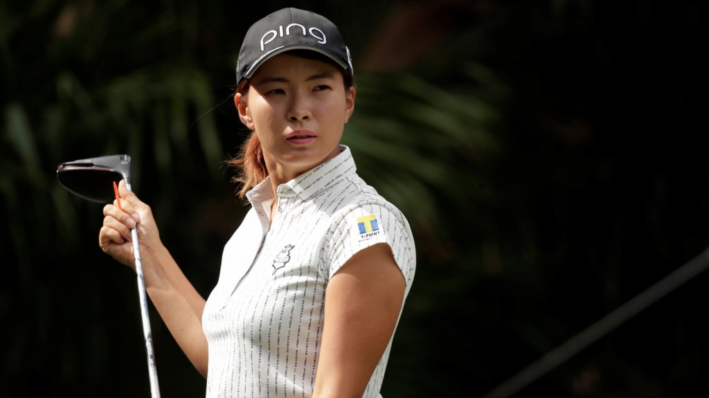  La japonesa Hinako Shibuno mantiene liderato con un golpe de ventaja 