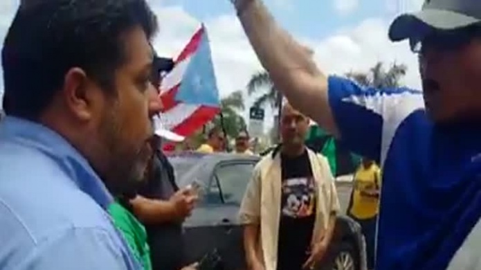 Video: Representante Luis Vega Ramos trata de buscar "Pauta" y lo botan de la protesta  