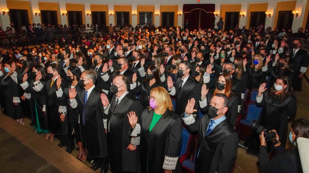  Juramentan 101 jueces y juezas de los tribunales de Apelaciones y de Primera Instancia 