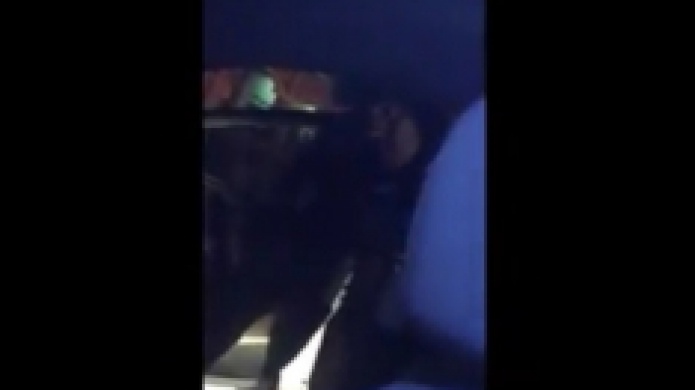 Video del momento que Taxistas en San Juan, atacan a conductor de "Uber" y sus pasajeros 