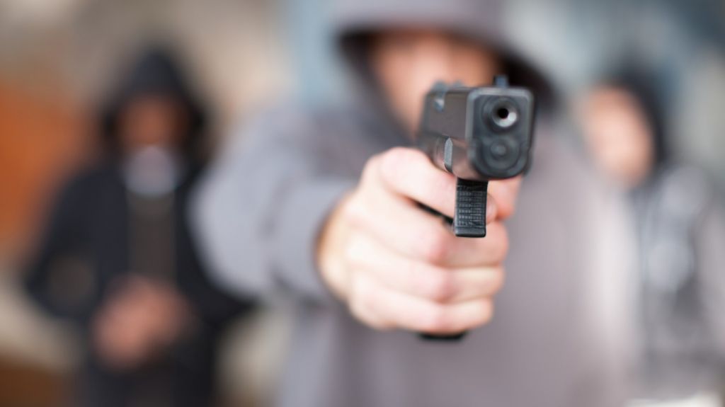  Tres sujetos armados le roban un celular a un hombre en Hato Rey 