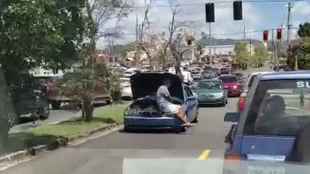  Viral video de un Boricua que viaja en el motor de un auto para poder acelerarlo 