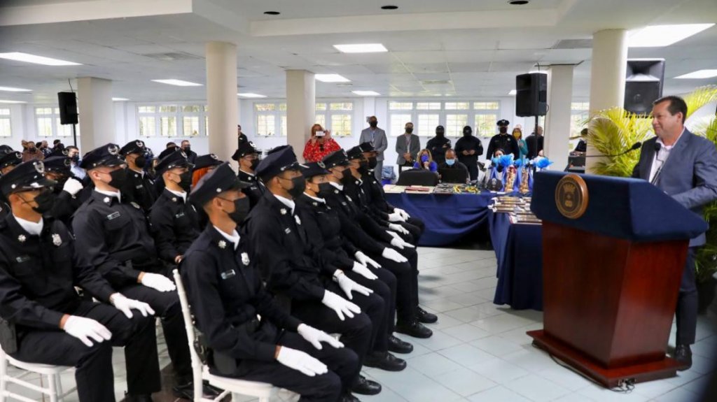  Grad&uacute;an nuevos polic&iacute;as municipales en Guaynabo 