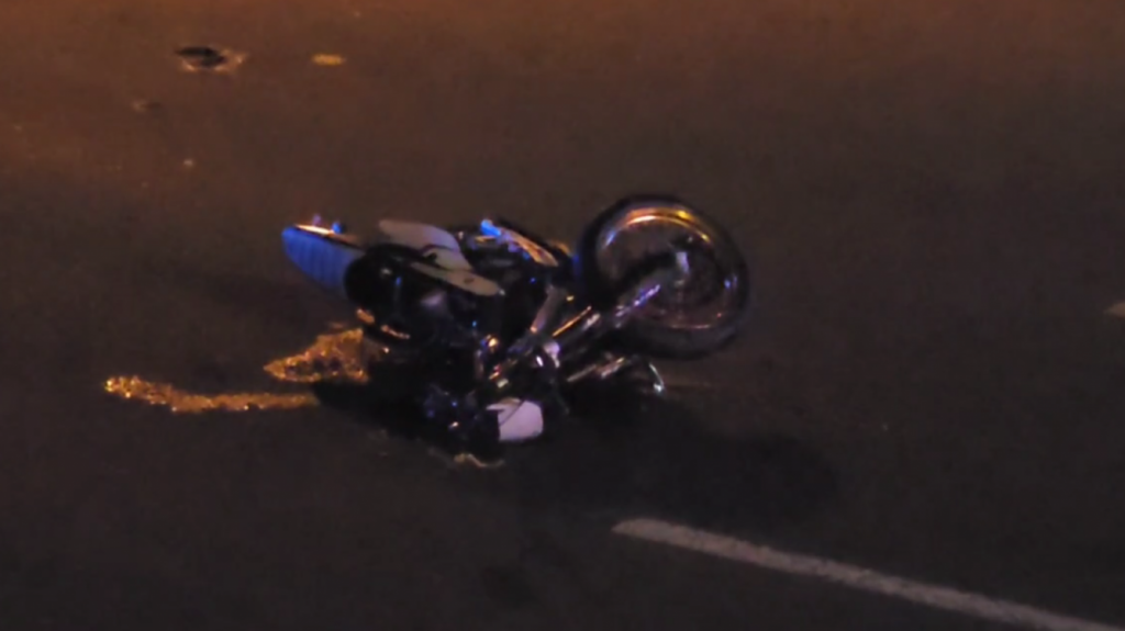  Video: Un hombre y una mujer muertos en accidente de motora en Bayam&oacute;n 