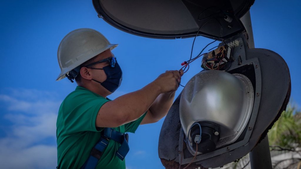  Anuncian inversi&oacute;n en mejoras el&eacute;ctricas y de iluminaci&oacute;n en isleta de San Juan 