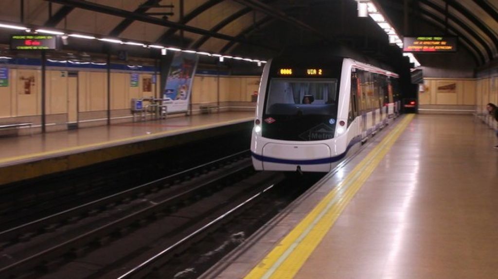  Video:Arrestan a un hombre que empuj&oacute; a un desconocido a los rieles del metro de Madrid y qued&oacute; captado por las c&aacute;maras 