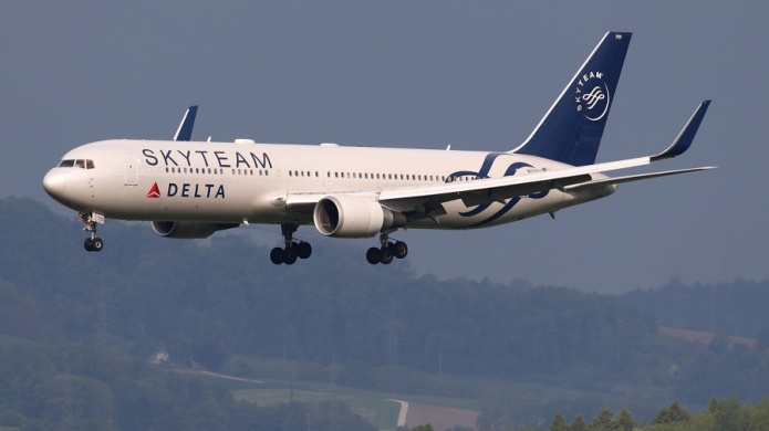 Un aviÃ³n aterriza de emergencia tras el ataque de un pasajero a una azafata