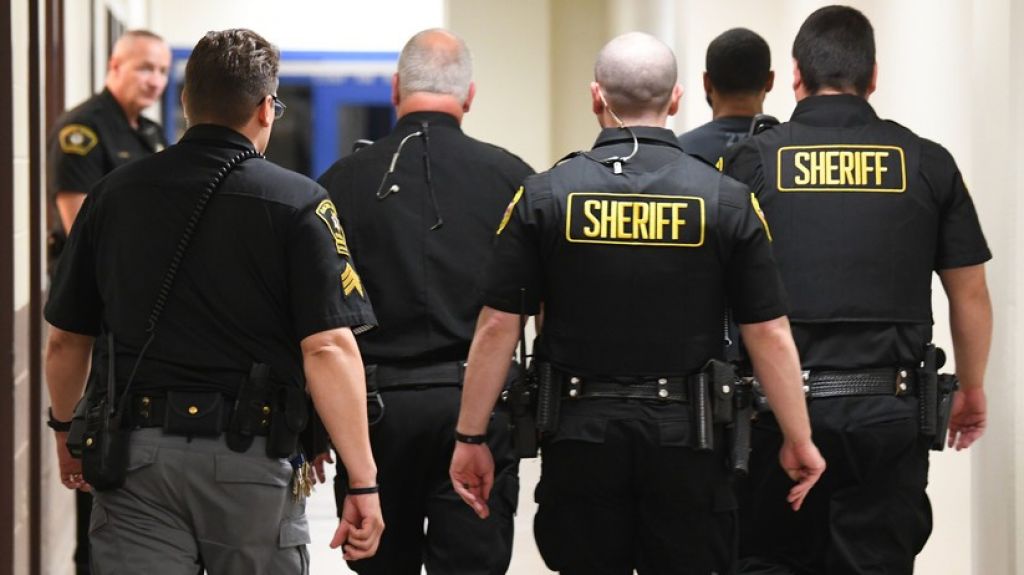  VIDEO: Hombre declarado culpable de matar a su hijo de 3 meses recibe pu&ntilde;os en la cara por parte del t&iacute;o del beb&eacute; en pleno tribunal 