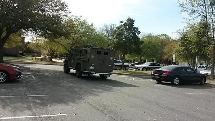 Toman rehenes tras disparos en una universidad en Carolina del Norte, EE.UU.