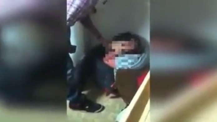 Video: arrestan a un joven que golpeÃ³ brutalmente a un adolescente autista
