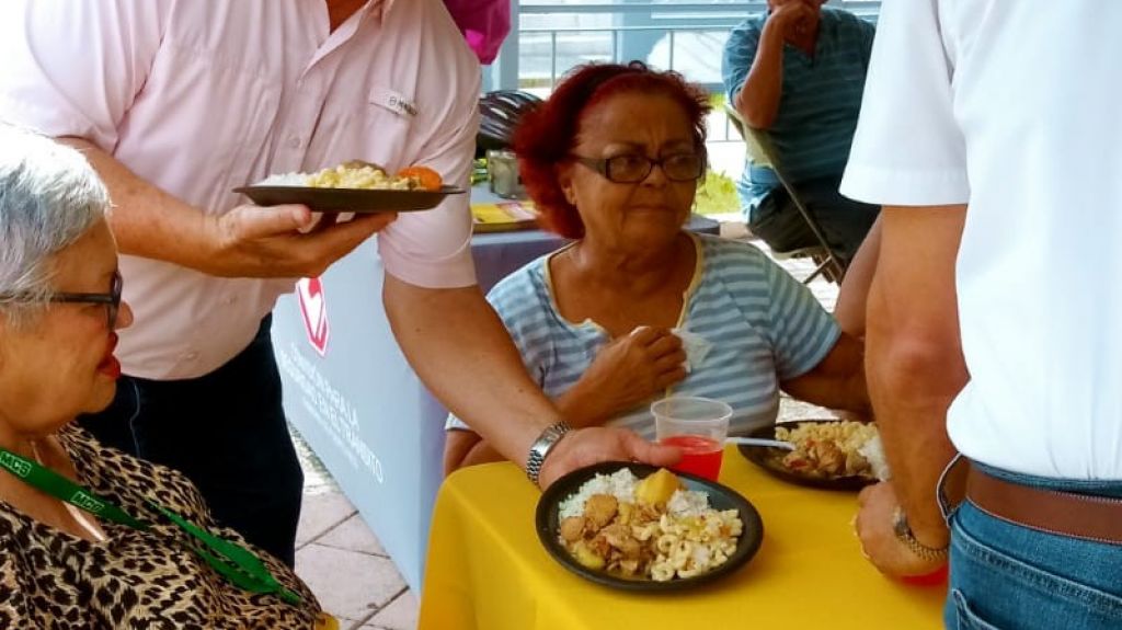  Municipio de Cabo Rojo ofrece almuerzo de Acci&oacute;n de Gracias y feria de salud y servicios a personas de escasos recursos 