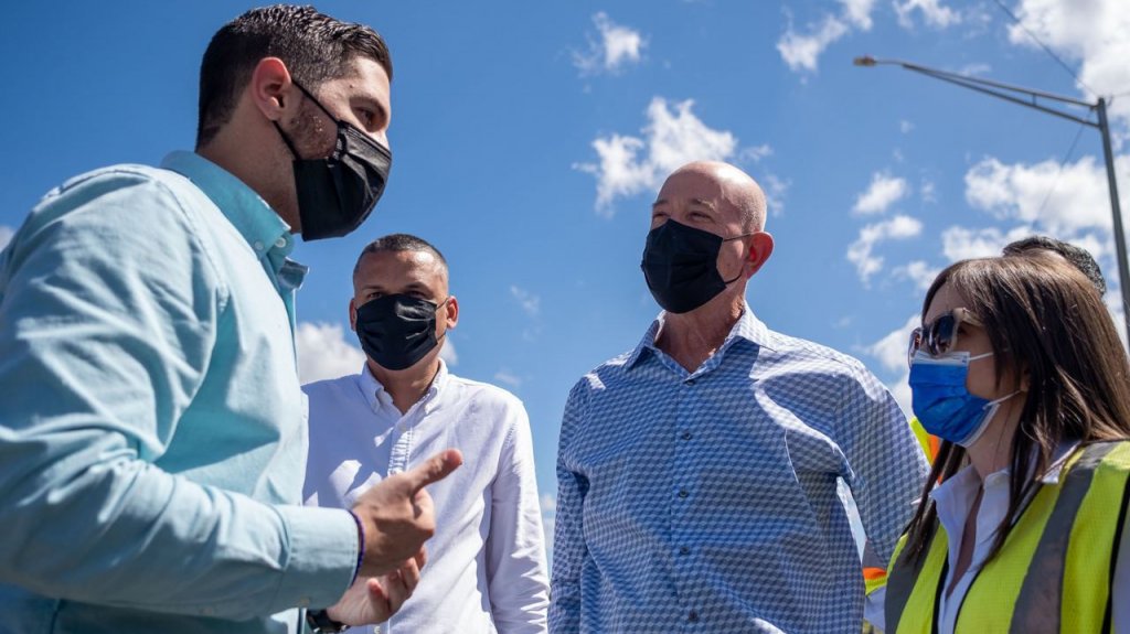  Secretaria DTOP firma acuerdo con cinco municipios del suroeste para mantenimiento de v&iacute;as estatales 