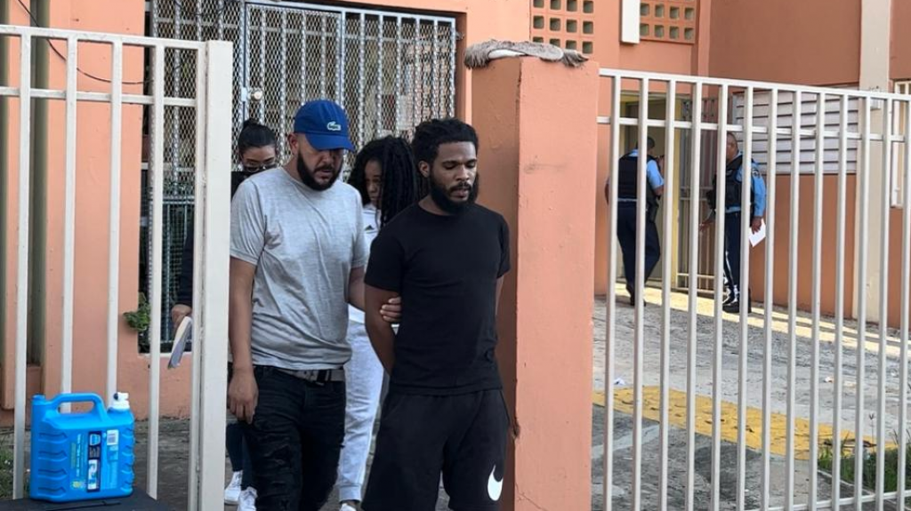  Video: Arrestan a dos mujeres y un hombre en medio de allanamientos en Barrio Obrero 