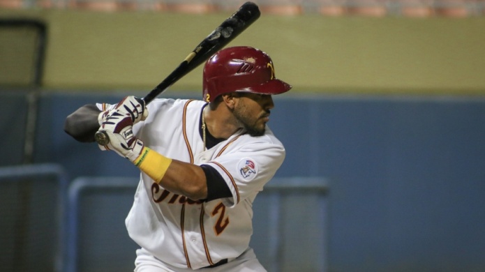 Truenan los bates de los Indios en tierra de Gigantes