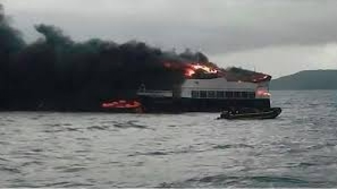 Video: Rescatan ilesos a 31 ocupantes de barco que se incendiÃ³ en el sur de Chile