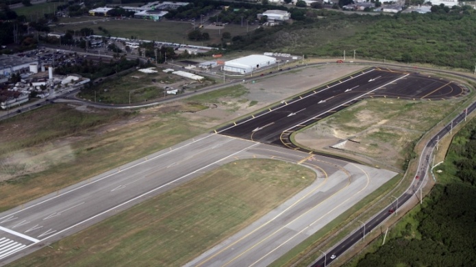 Ponce firma acuerdo de colaboraciÃ³n con el DRNA para limpieza de aeropuerto Mercedita