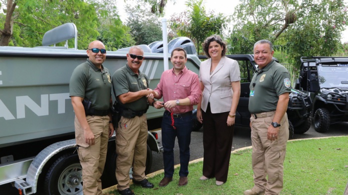 Senador Nadal Power entrega embarcaciones al DRNA con una inversiÃ³n $108,615