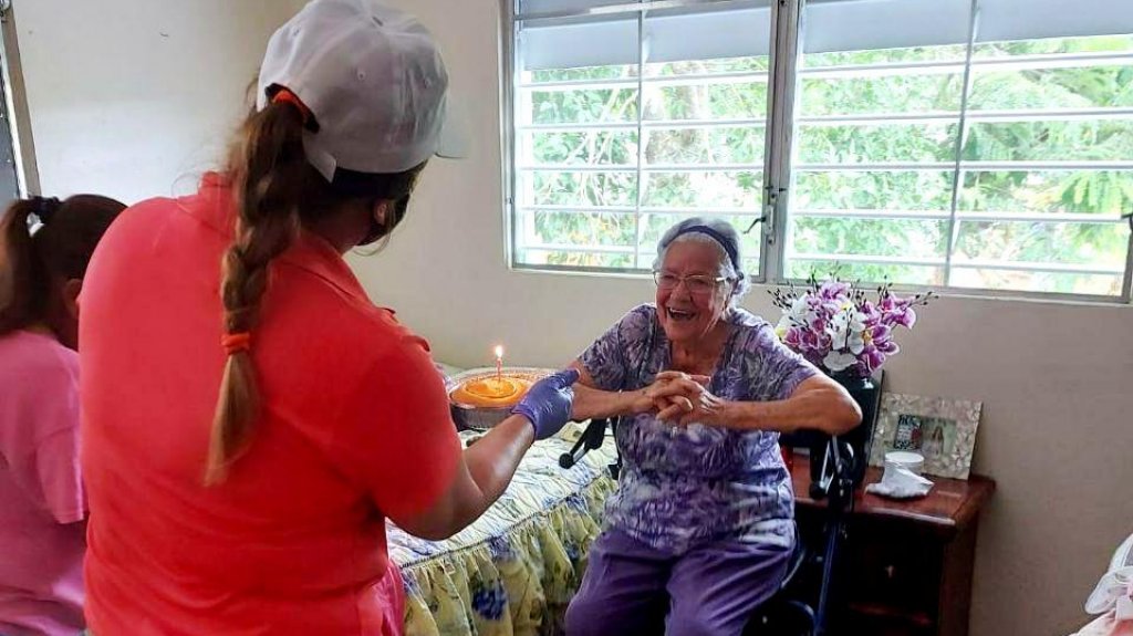  Llevan alimentos y mensajes positivos a ancianos de Barranquitas 