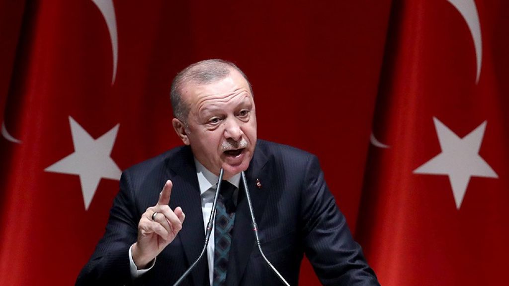  Erdogan amenaza con "aplastar las cabezas" de los kurdos sirios si no se retiran durante el alto el fuego 