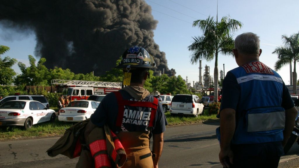  Bomberos luchan por extinguir incendio en cercanías Refugio de Aves de Boquerón 