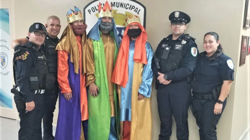 Polic&iacute;a de Barceloneta realiza caravana de Reyes Magos 