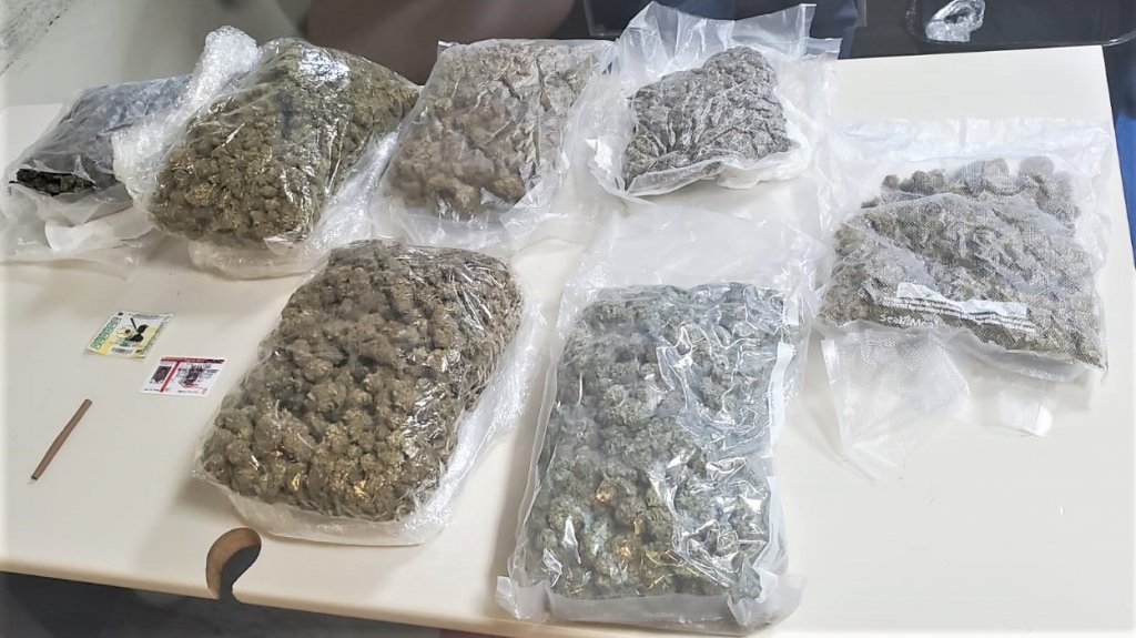  Intervienen con veh&iacute;culo que choc&oacute; contra patrulla policial y encuentran seis libras de marihuana en el auto 