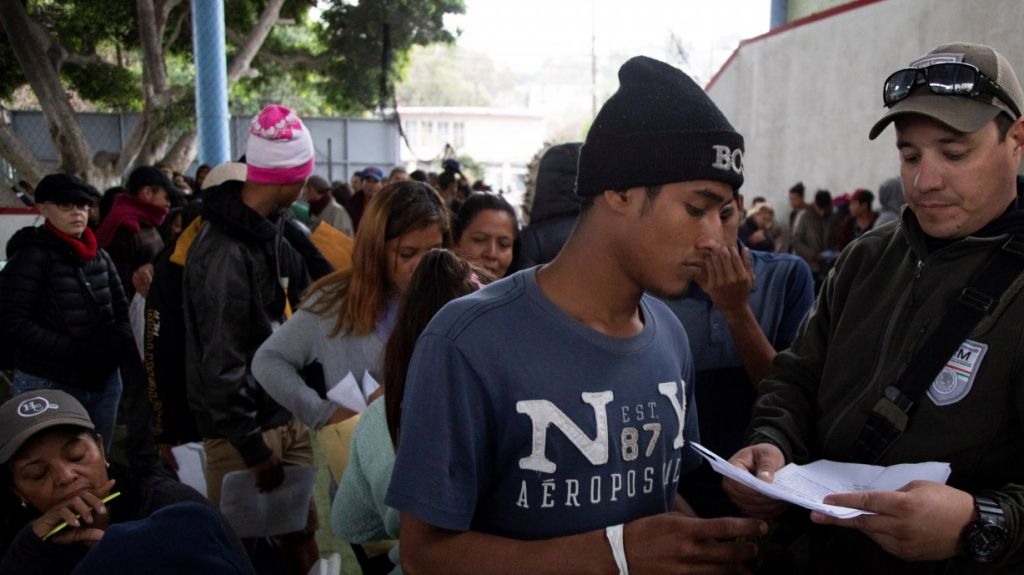  M&eacute;xico permitir&aacute; a migrantes que piden asilo en EE.UU. permanecer en el pa&iacute;s 