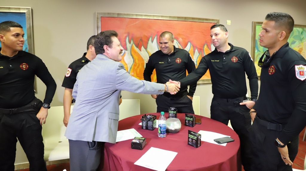  Carolina distingue el servicio de los bomberos municipales y de los funcionarios de los Servicios Integrados de Tecnolog&iacute;a Virtual 