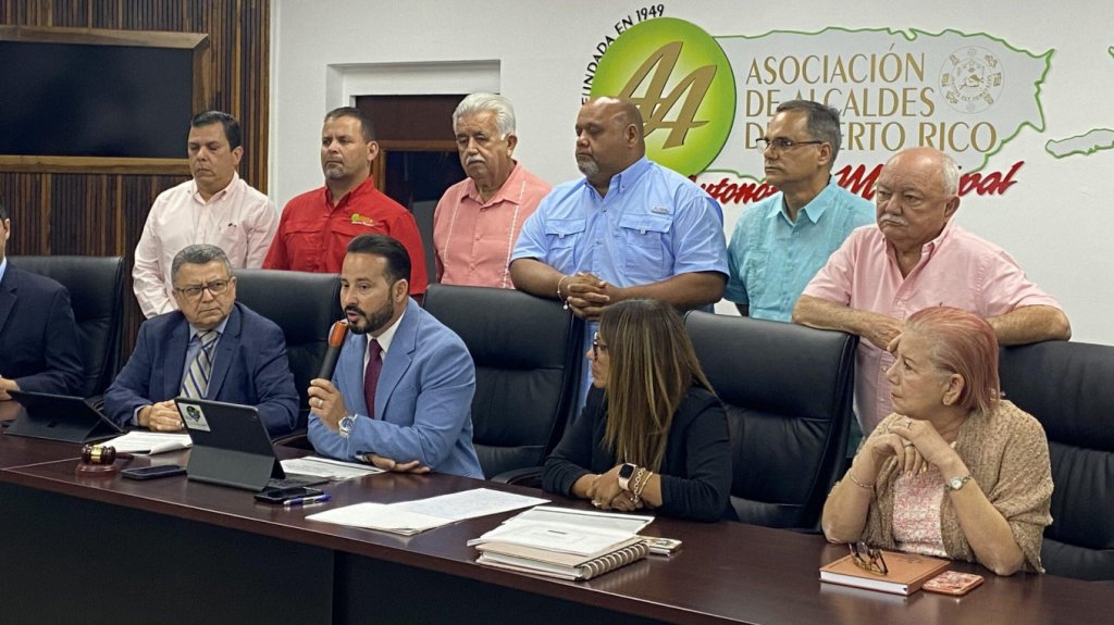  Alcaldes asociados señalan eliminación de servicios esenciales y pérdidas en fondos federales ante recortes de la Junta 