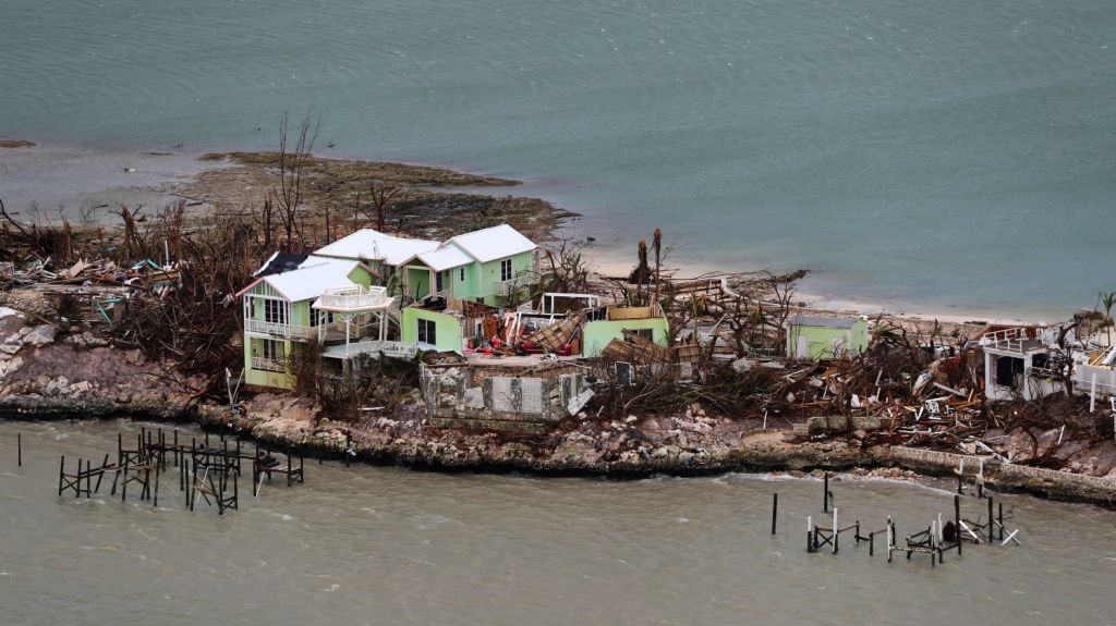  Miles de haitianos vuelven a comenzar tras el paso del hurac&aacute;n Dorian en Bahamas 