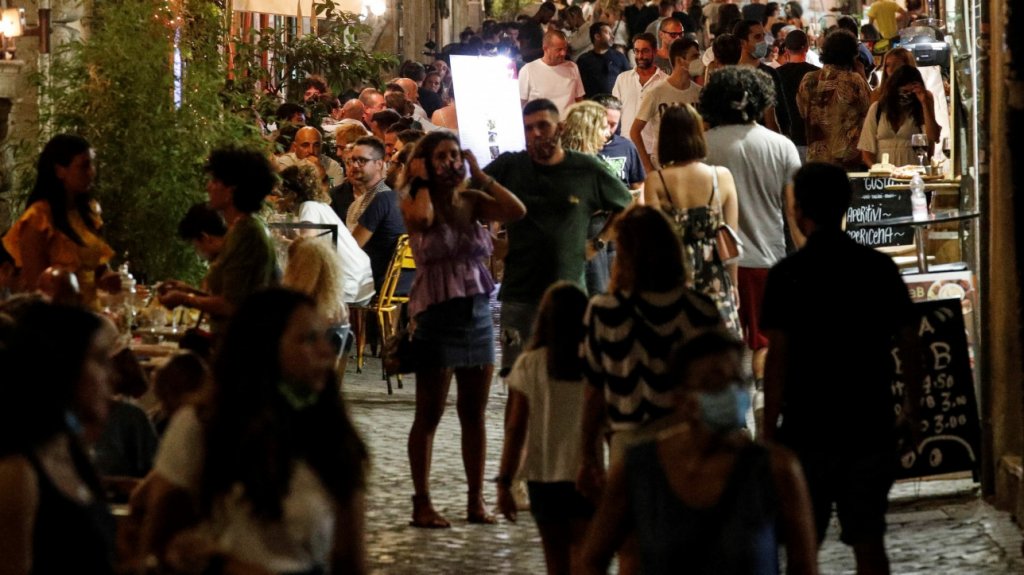  Italia supera los mil contagios diarios y los expertos temen un deterioro 